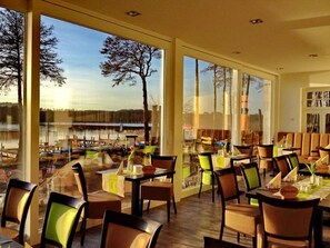 供应午餐和晚餐，本地与国际菜