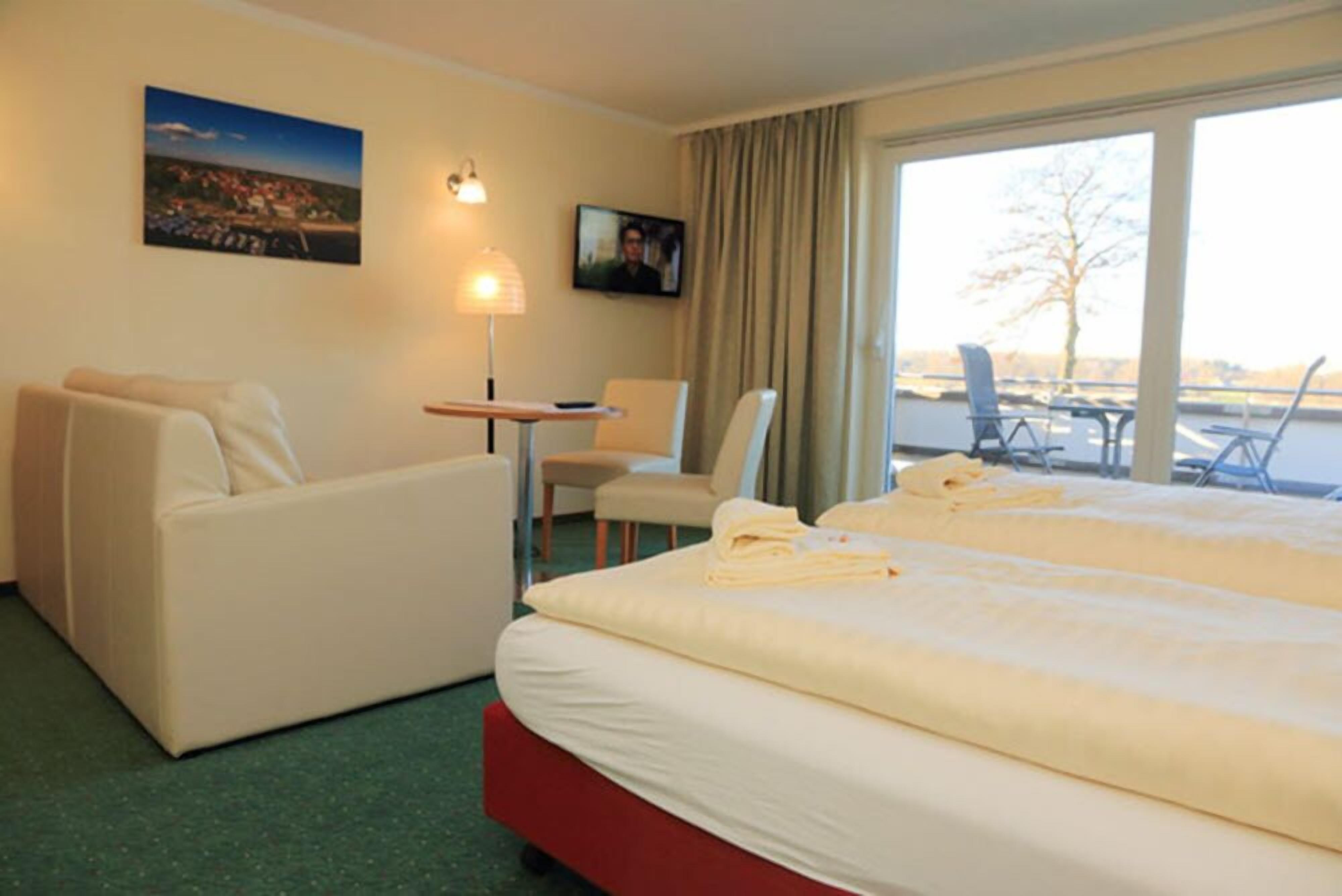 Een kluis op de kamer, een bureau, babybedden (toeslag)