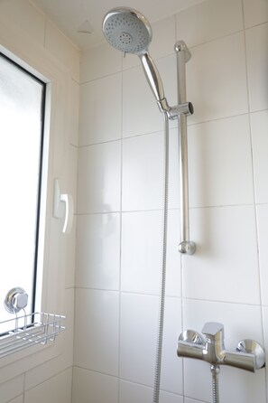 Appartement, 1 slaapkamer | Badkamer | Een douche, een haardroger, een bidet, handdoeken