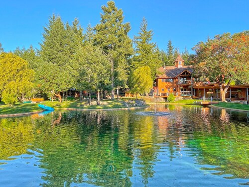 Gramma's 4BR Home, Lake, Wooded, Hot Tub, Swim, Swings, Gated Estate, Gorgeous