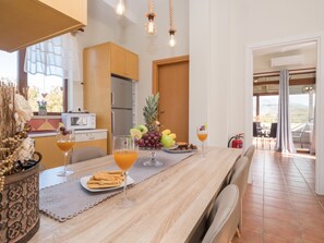 Refrigerador con freezer, microondas, horno, placa de cocina