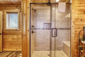Combined shower/tub, jetted tub, hair dryer, towels