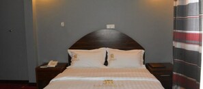 Escritorio, cortinas blackout, wifi gratis y ropa de cama 