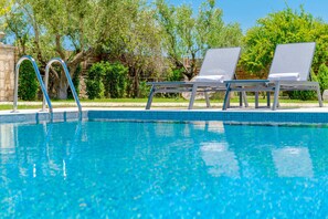 Außenpool, Sonnenschirme, Liegestühle