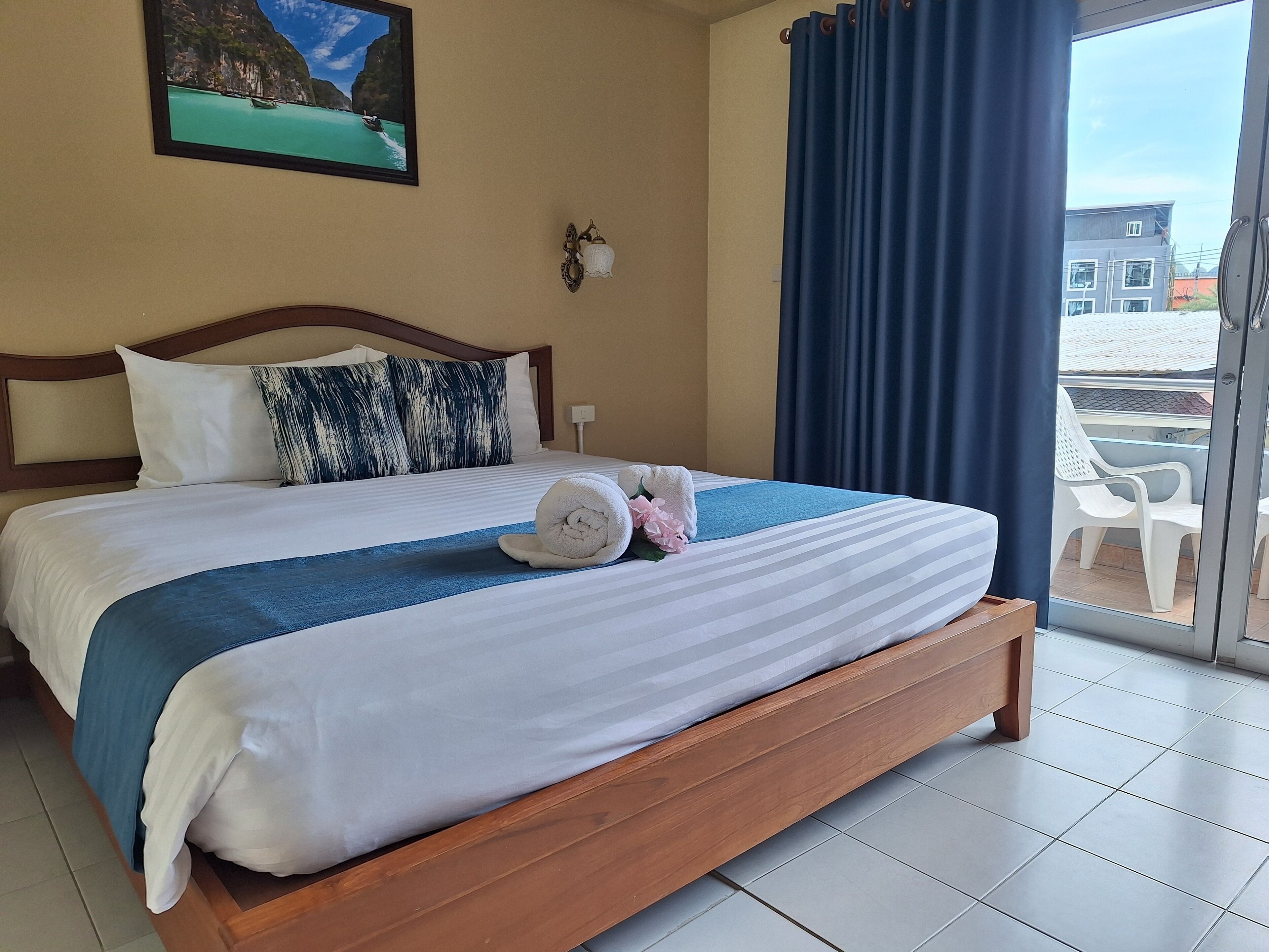 Quarto casal luxo | Cofres nos quartos, escrivaninha, espaço de trabalho para notebook