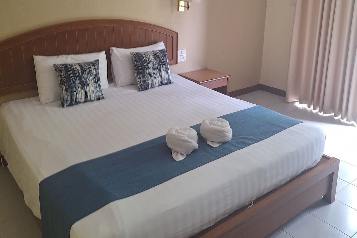 Deluxe Double Room | In-room safe, desk, laptop workspace, blackout drapes