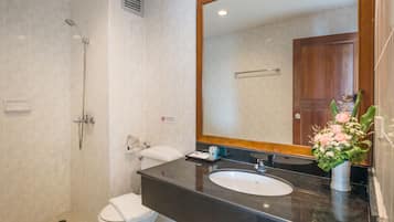 Ducha, artículos de higiene personal gratuitos y toallas