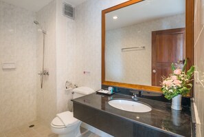 Shower, free toiletries, towels - Lalisa Hotel Aonang (Krabi)