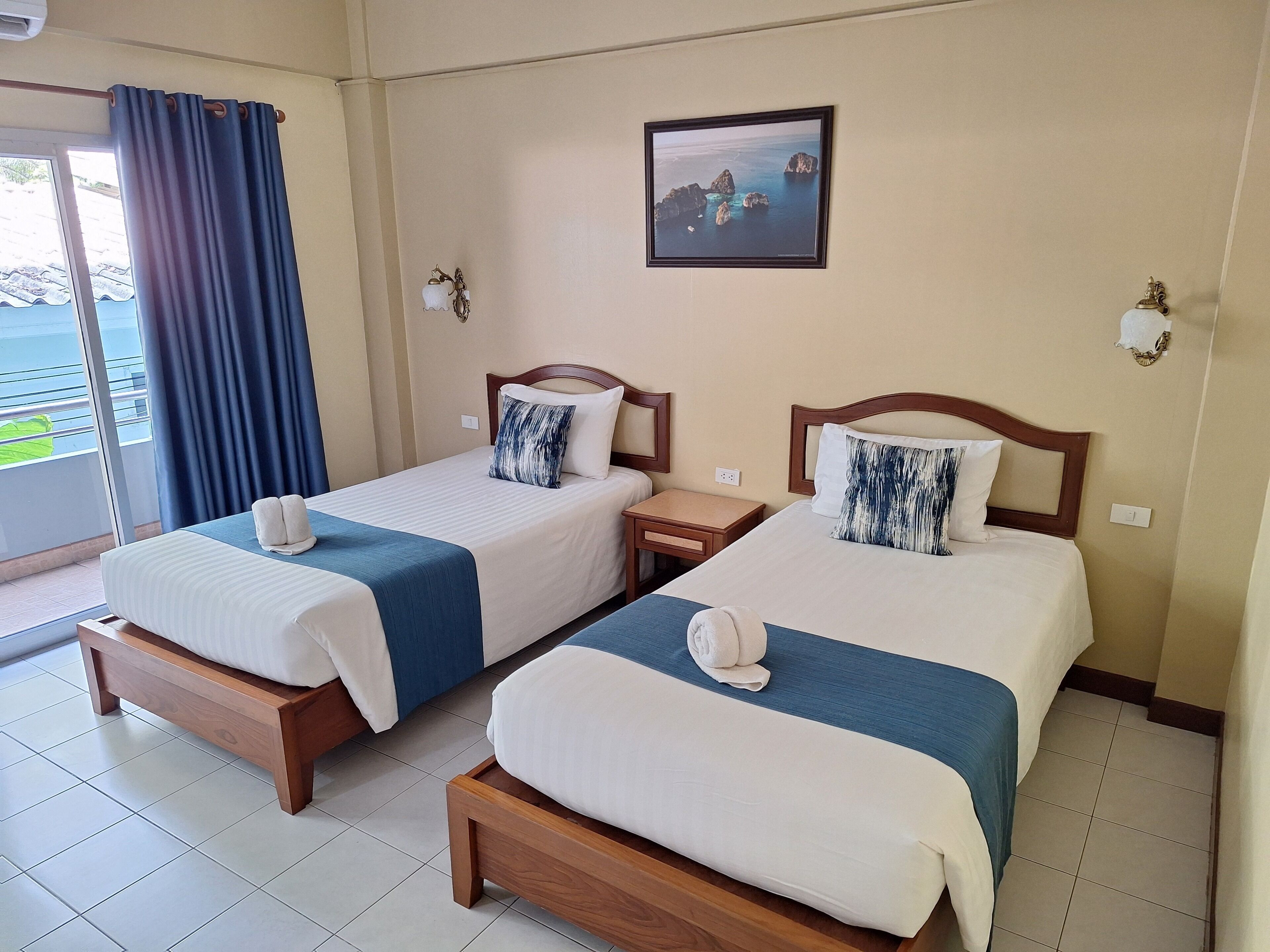 Quarto duplo luxo | Cofres nos quartos, escrivaninha, espaço de trabalho para notebook