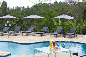 Piscine extérieure, accès possible de 8 h à 21 h, parasols