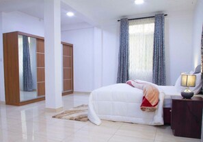 Deluxe Double Room | In-room safe, free WiFi, bed sheets - Two Mountains Lodge (Arusha)