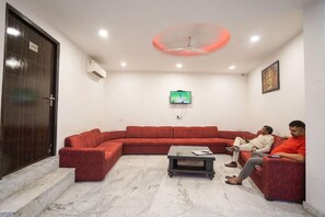 TV - OYO 11689 Kelvish Hotel (New Delhi)