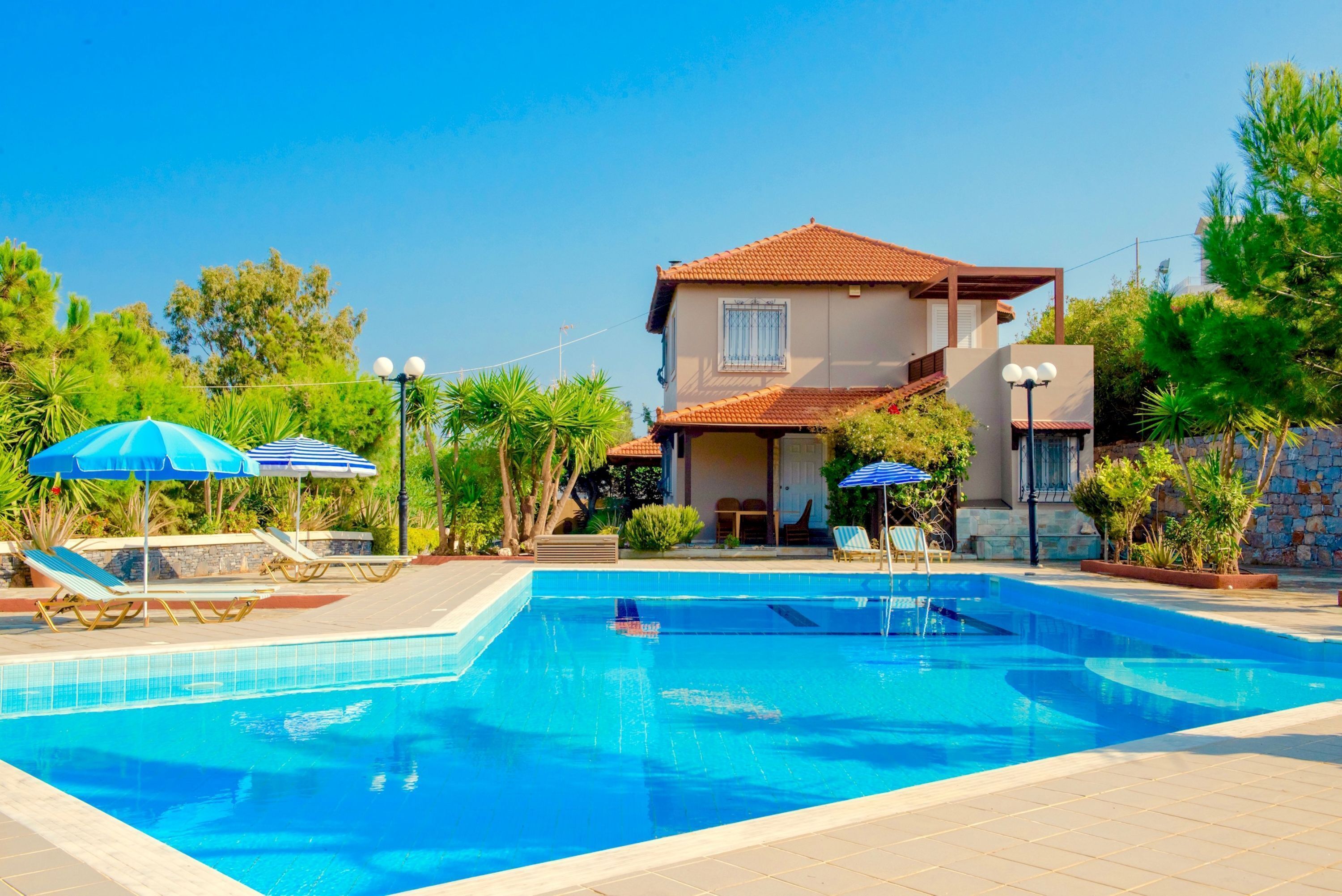 Outdoor pool, pool umbrellas, sun loungers