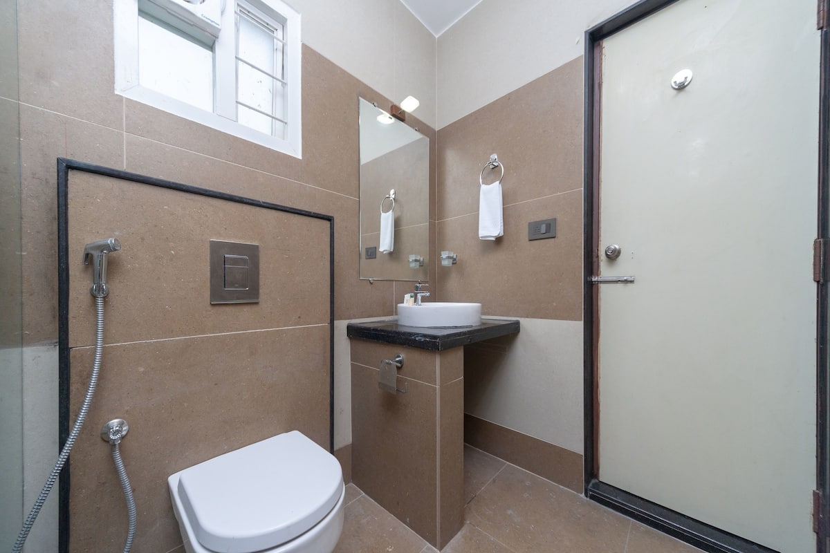 free toiletries, towels