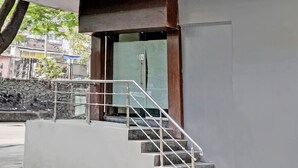Property entrance - OYO 18581 Hotel Blue Inn Residence (Mumbai)