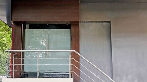 Property entrance - OYO 18581 Hotel Blue Inn Residence (Mumbai)