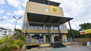 Un bâtiment à deux étages avec une enseigne indiquant « Season Choice » et une autre indiquant « Service des achats pour restaurants ».