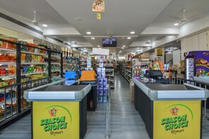 Restaurant - OYO Flagship 19307 Hotel Season Choice (Rahata)