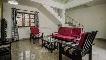 Double or Twin Room | Living area