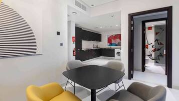 Appartement, 1 chambre (Urban) | Coin séjour | Télévision LED de 43 pouces avec chaînes par câble