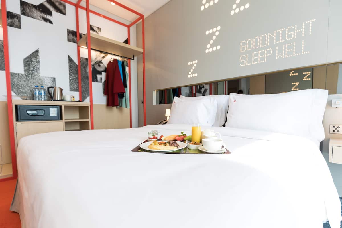 Habitación estándar, 1 cama King size (Urban) | Caja de seguridad en la habitación, muebles diferentes y escritorio