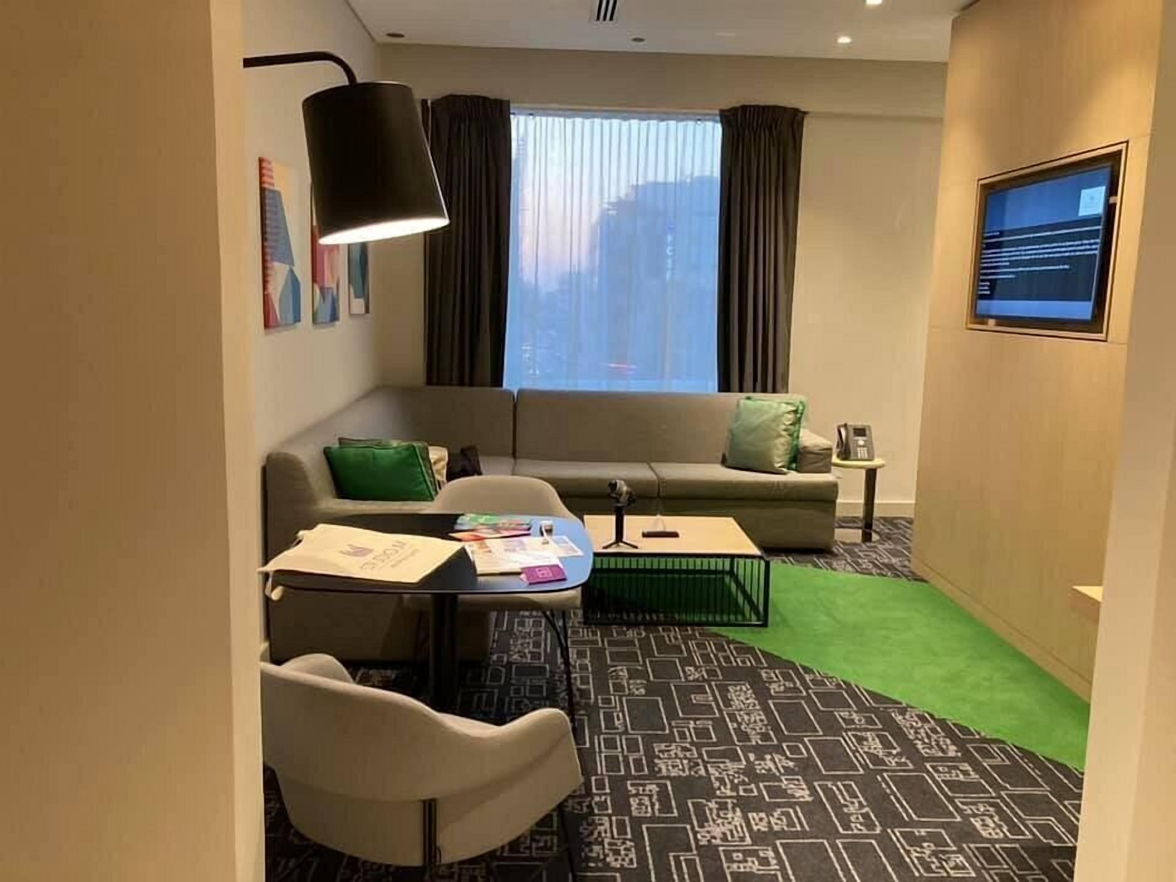 行政客房 (Urban) | 客房内保险箱、特色家居、办公桌、笔记本电脑工作区