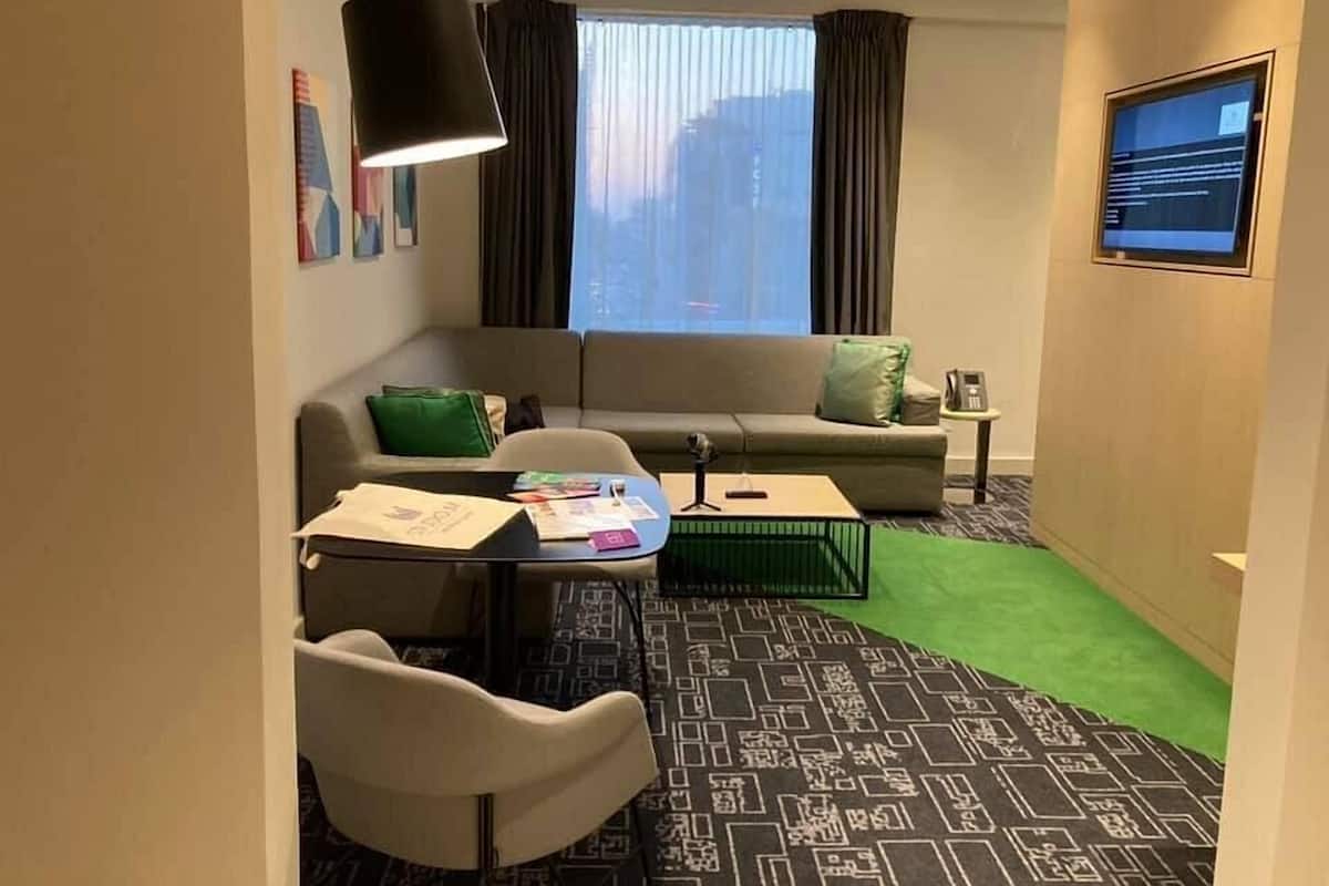 Habitación ejecutiva (Urban) | Caja de seguridad en la habitación, muebles diferentes y escritorio