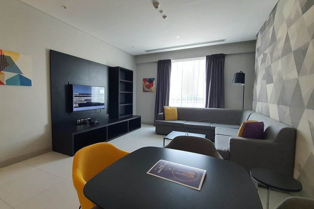 Departamento, 2 habitaciones (Urban) | Caja de seguridad en la habitación, muebles diferentes y escritorio