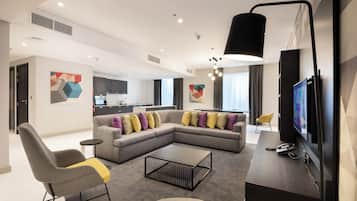 Appartement, 3 chambres (Urban) | Aire de séjour | Téléviseur à DEL de 43 po avec télévision par câble