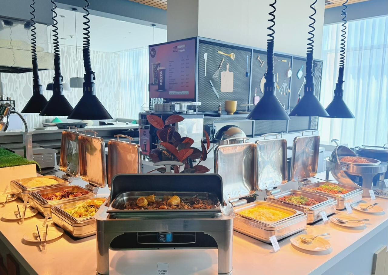 Een buffetopstelling met verschillende soorten eten en bestek.