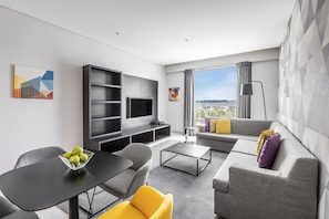 Caja de seguridad en la habitación, muebles diferentes y escritorio