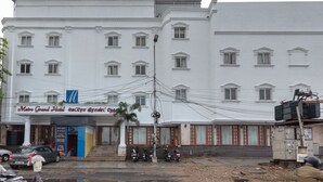 Un edificio grande y blanco con muchas ventanas y un cartel que dice Metro Grand Hotel.