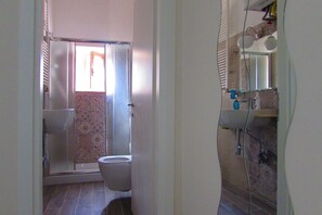 Shower, free toiletries, hair dryer, towels - Termini Guesthouse (Rome)