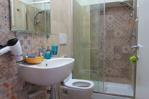 Dusche, kostenlose Toilettenartikel, Haartrockner, Handtücher