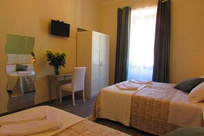 Habitació triple | 1 dormitori, escriptori, cortines opaques i wifi gratuïta 