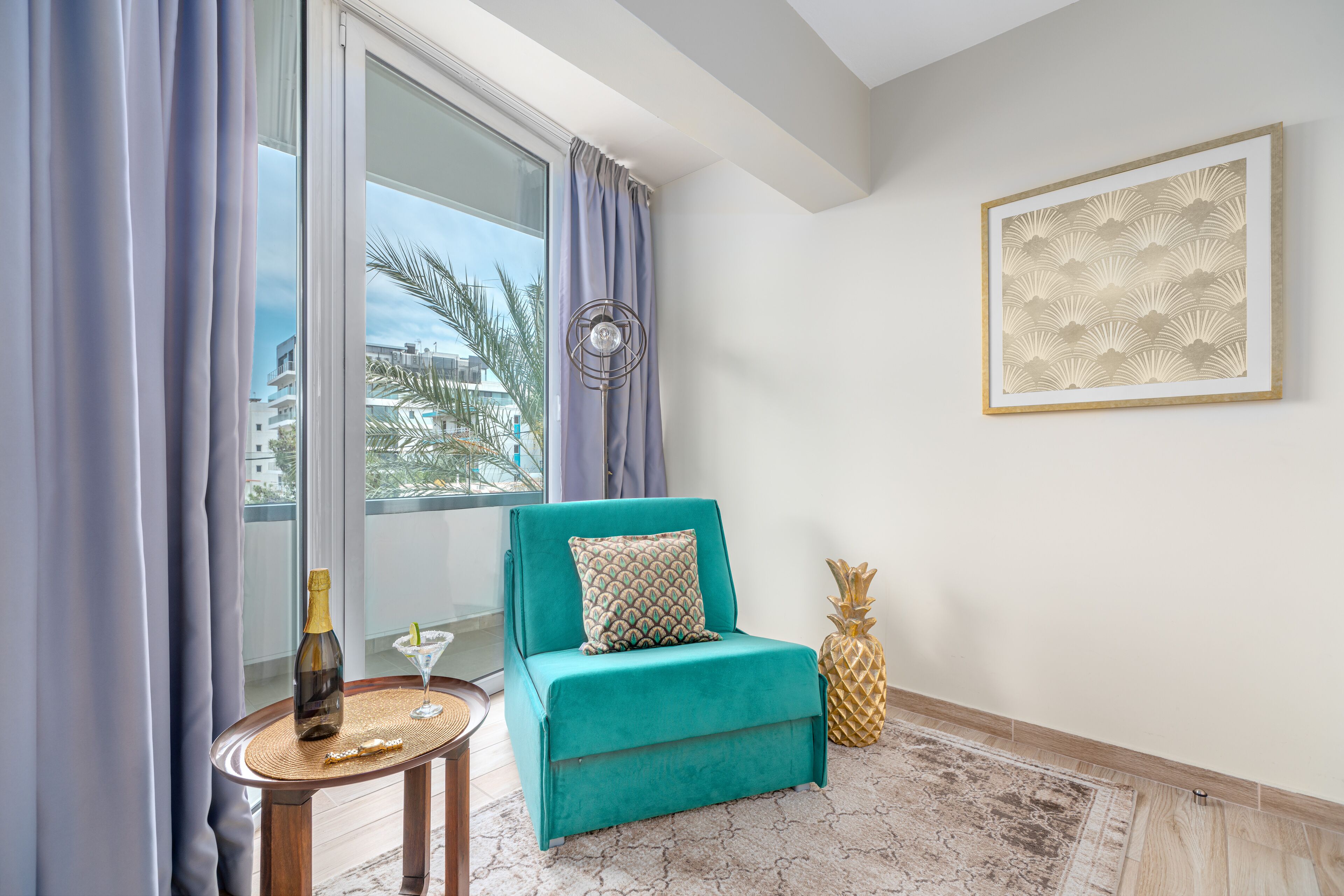 signature suite, partial sea view | living area | flat-screen tv