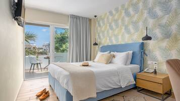 Doppia Standard, vista mare parziale | Minibar, una cassaforte in camera, con stile personalizzato