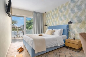 ميني بار وخزنة داخل الغرفة وبديكورات فريدة لكل غرفة وطراز فريد لكل وحدة