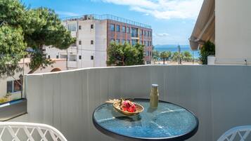 Habitación doble estándar, vista parcial al mar | Terraza o patio
