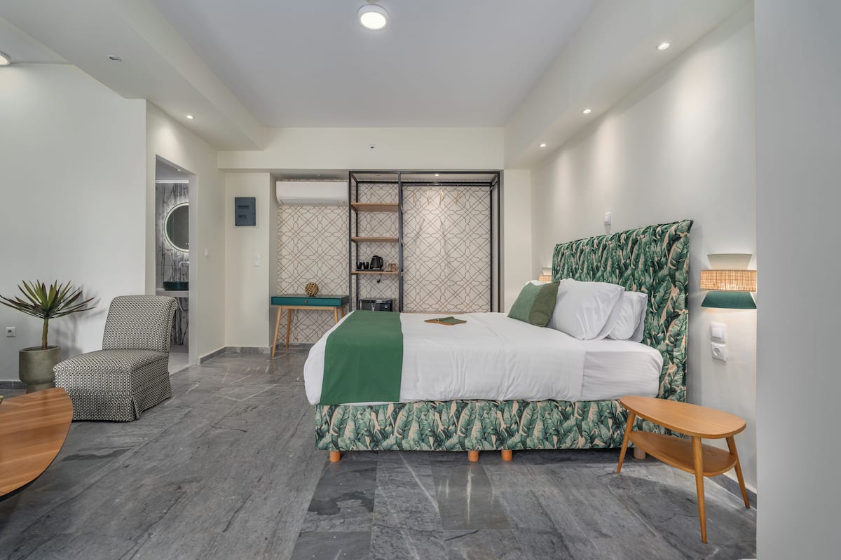 Grand Suite | Minibar, in-room safe, individually decorated, individually furnished