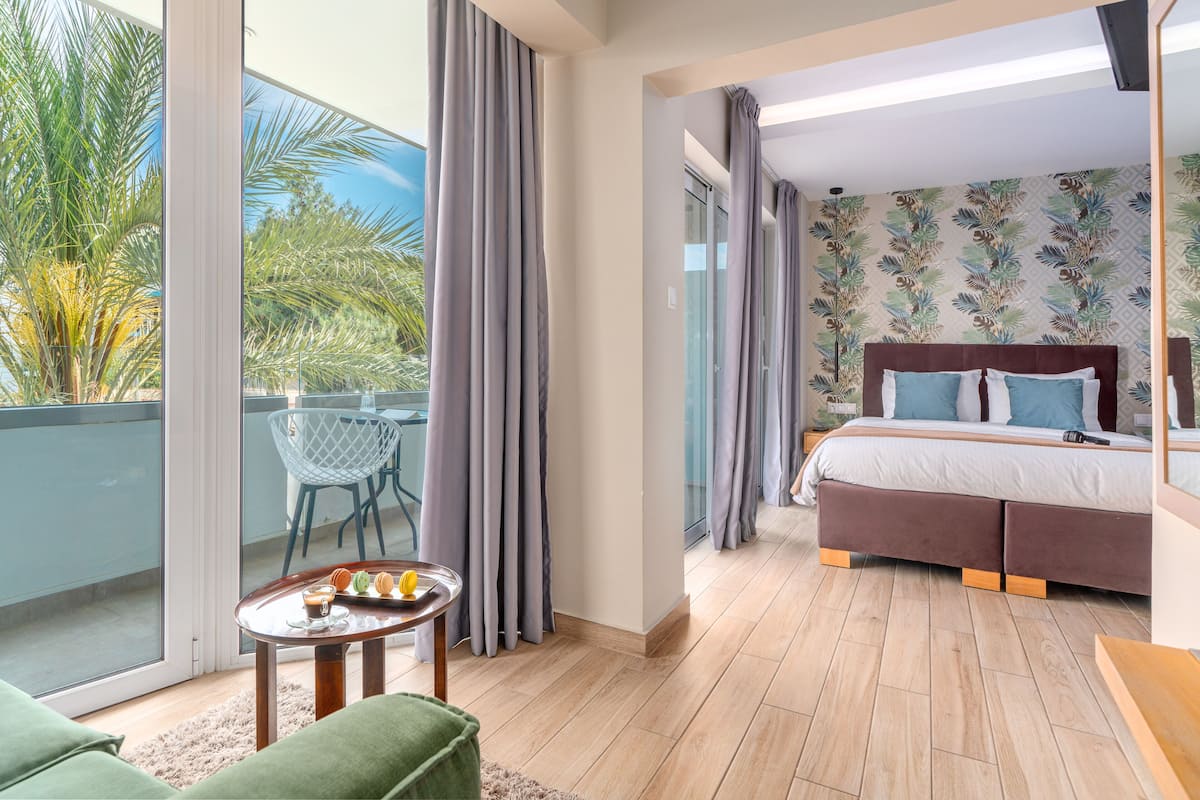 Deluxe-Suite, eingeschränkter Meerblick | 1 Schlafzimmer, Minibar, Zimmersafe, individuell dekoriert