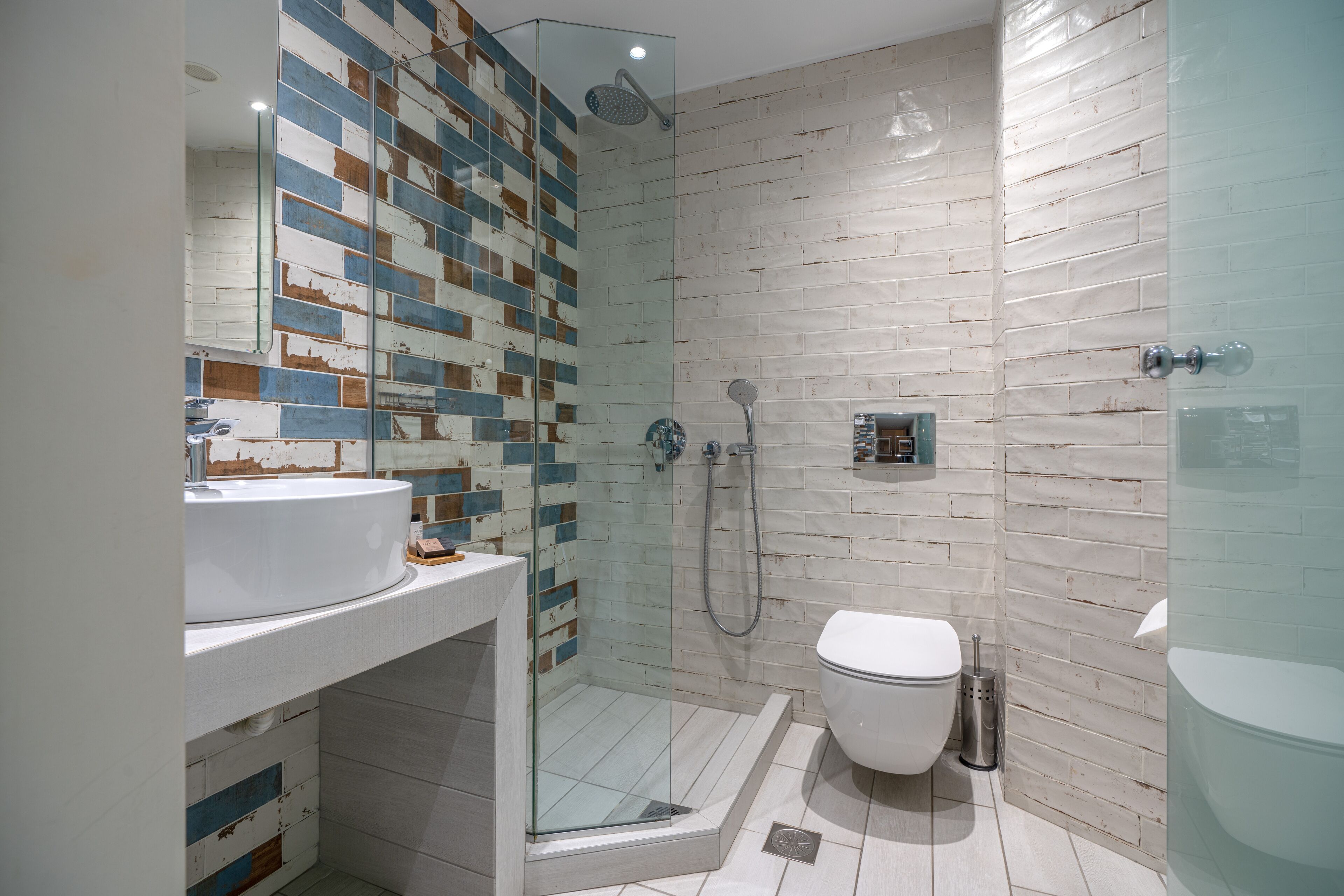 signature suite, partial sea view | bathroom | shower, rainfall showerhead, designer toiletries, hair dryer