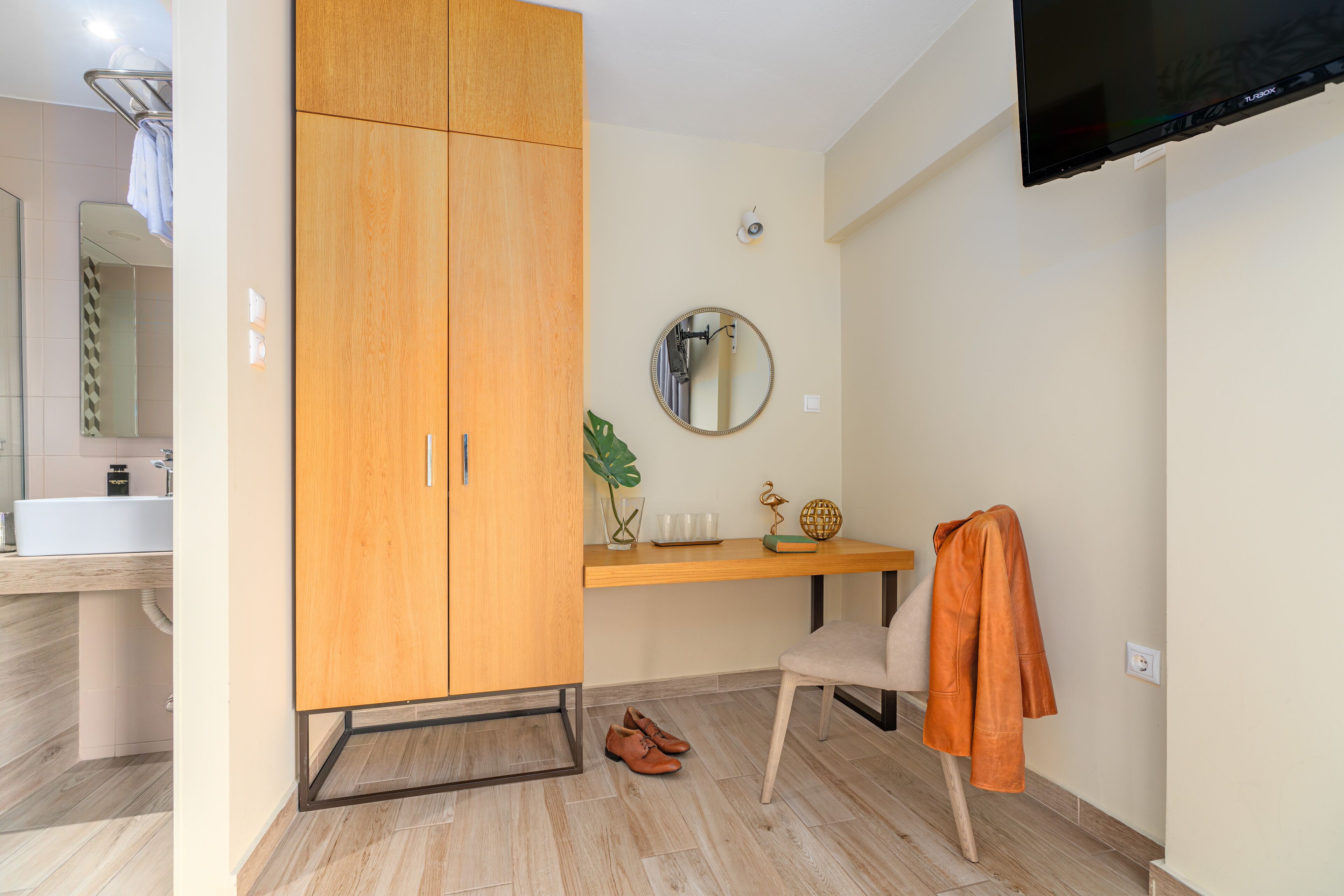 signature suite, partial sea view | wardrobe