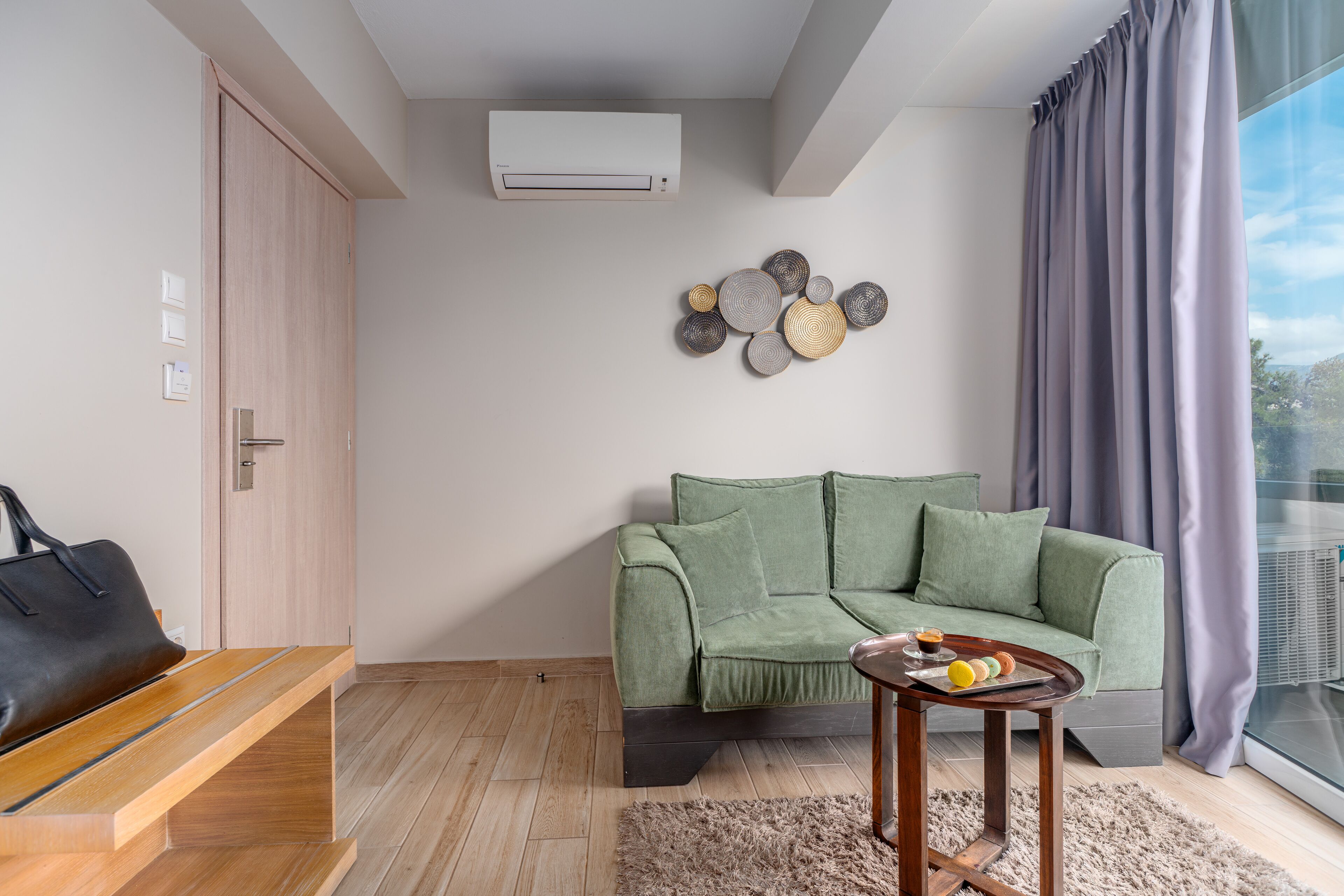 deluxe suite, partial sea view | living area | flat-screen tv