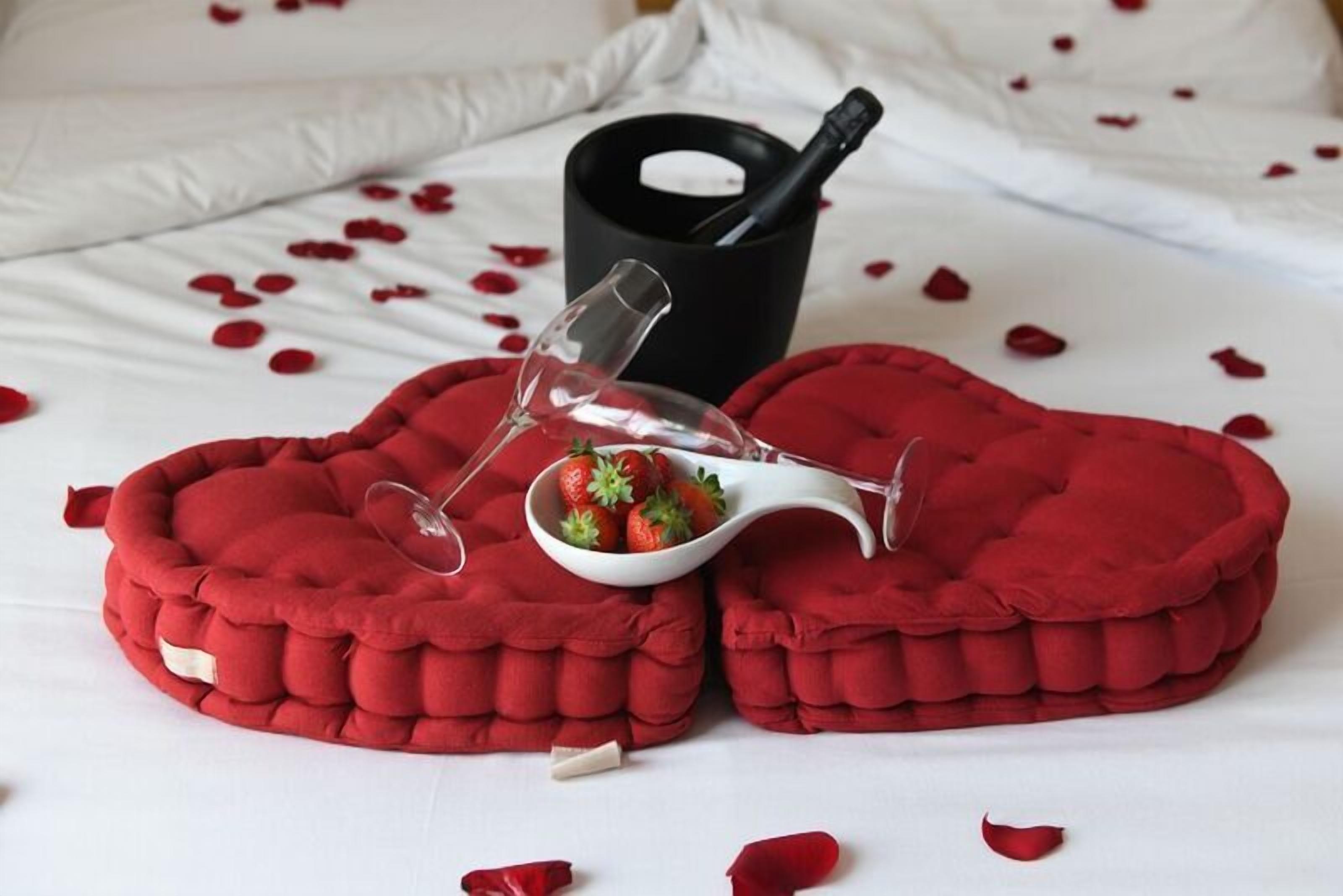 desk, blackout curtains, soundproofing, free cots/infant beds