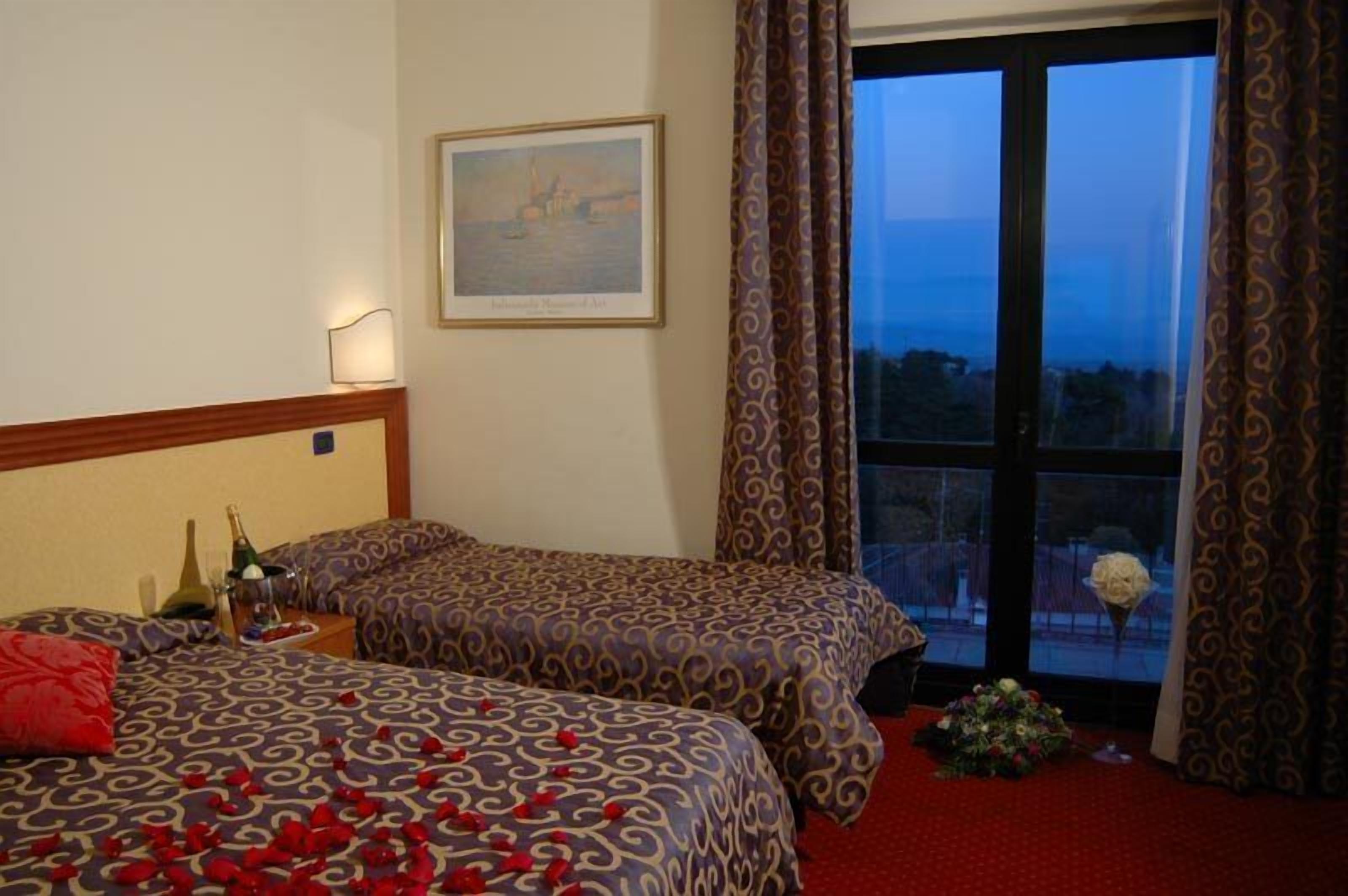 desk, blackout curtains, soundproofing, free cots/infant beds