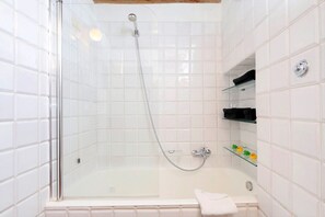 Bathroom - San Callisto - WR Apartments (Rome)