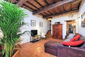 Departamento, 2 habitaciones | Área de sala de estar | Televisión de pantalla plana