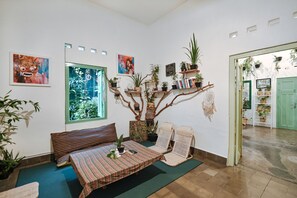 Living area - Snooze Guesthouse Yogyakarta - Hostel (Yogyakarta)