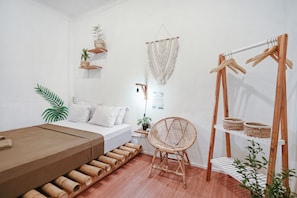 Habitación estándar, 1 cama Queen size | Tabla de planchar con plancha y wifi gratis